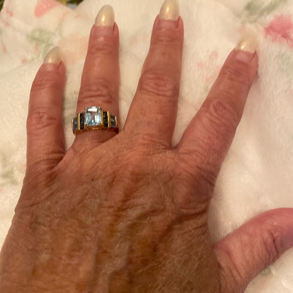 Elegant 10 kt gold topaz and sapphire ring heavy setting